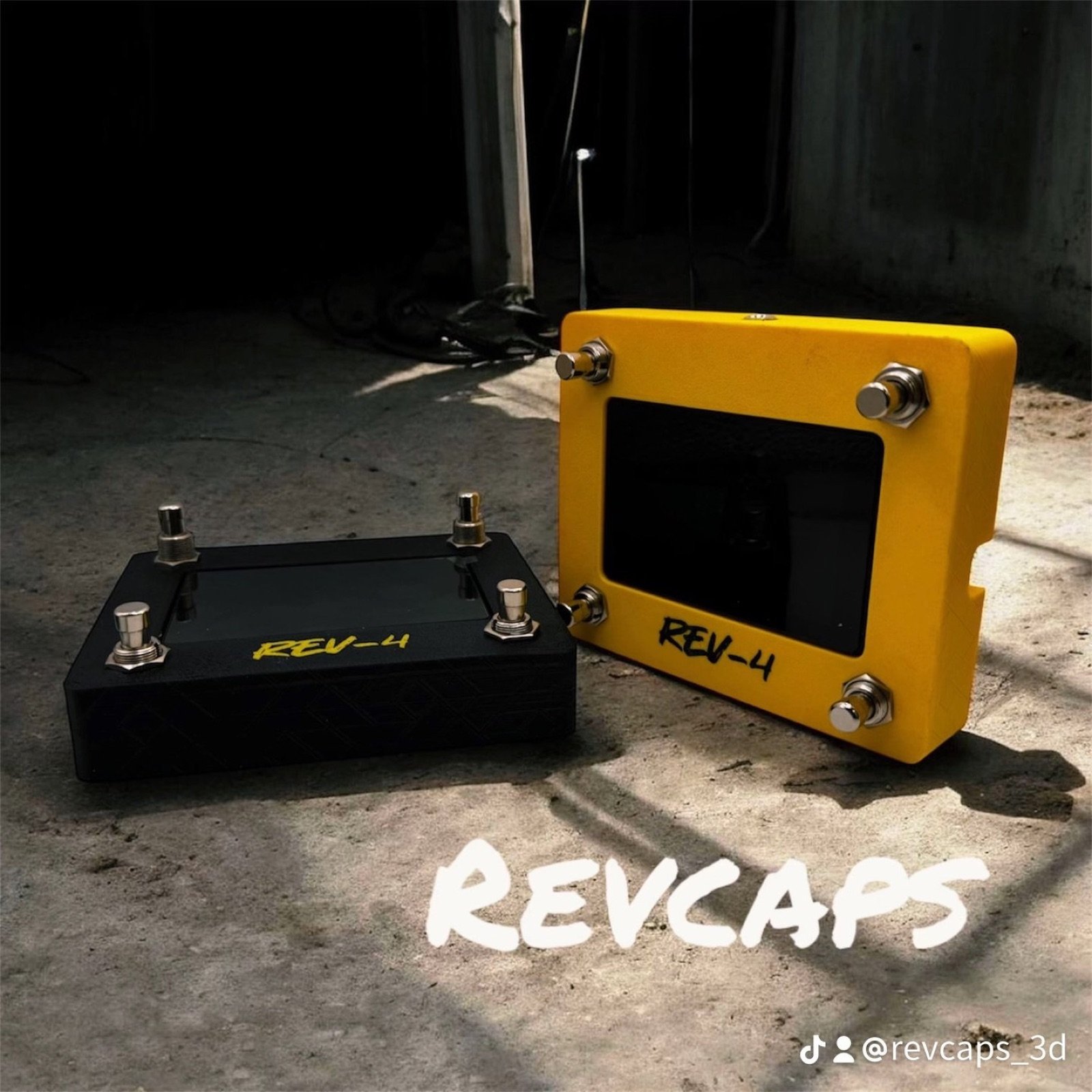 Controller REV-4 nelle versioni nera e gialla, immagine dal portfolio Revive