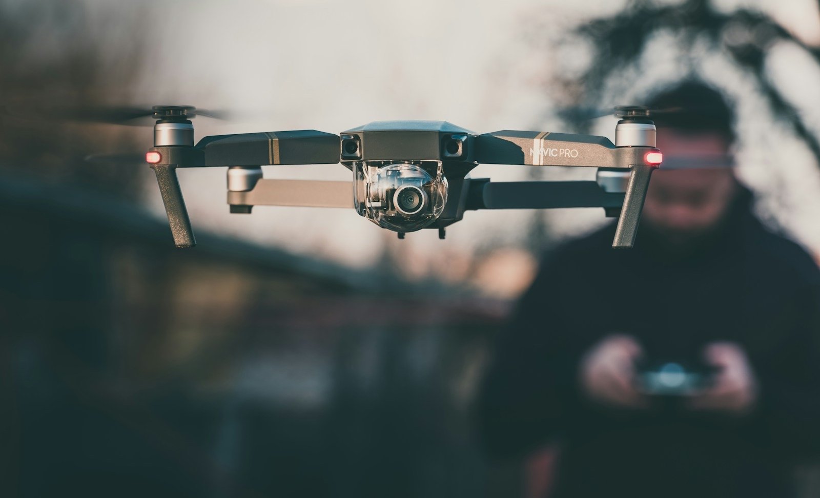 Drone con fotocamera in volo