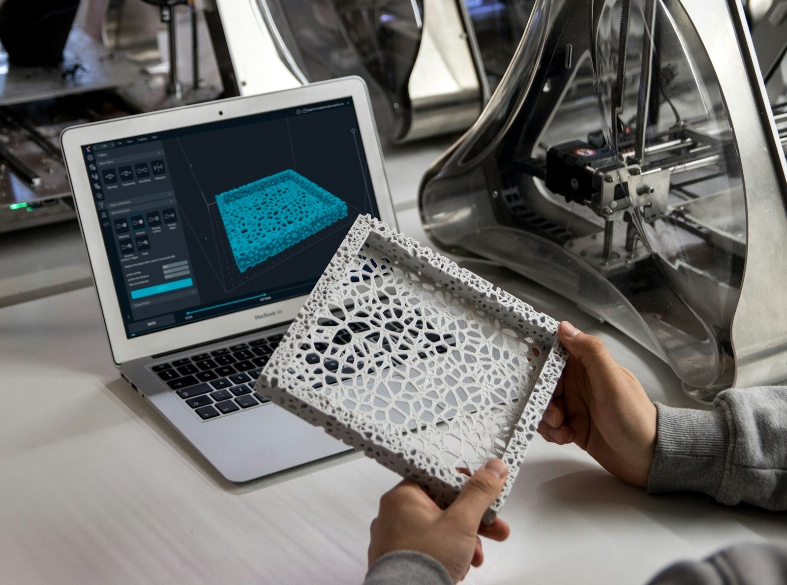 Oggetto stampato in 3D confrontato con il modello sul computer